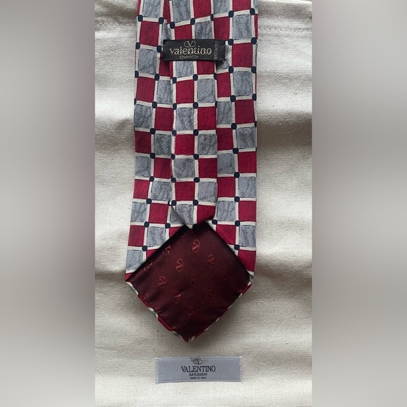 - Valentino Cravatte Silk Red and Grey Geometric Tie, with dust bag - Picture 3 of 12